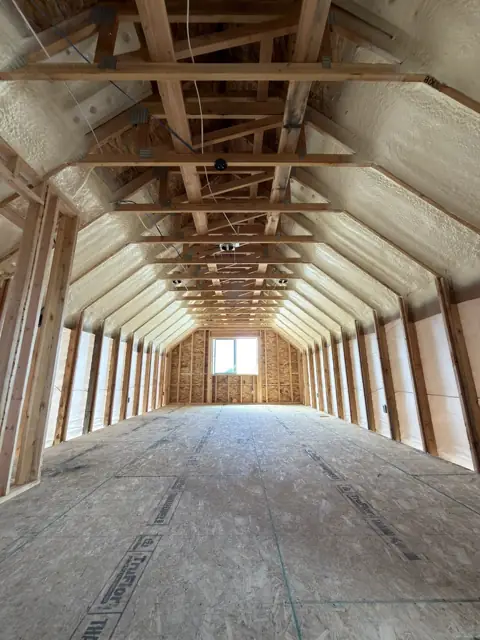 Long attic room with foamed roof deck