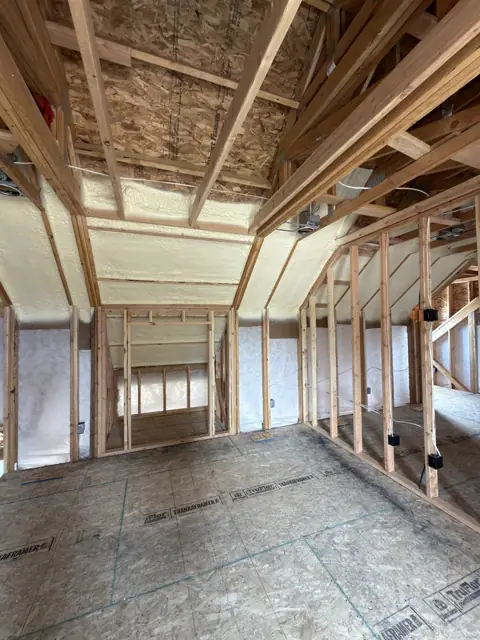 Framed upper floor with foamed roof deck